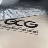 Bambuslaken von GCG MAX auf einer Matratze mit sichtbarem GCG MAX Logo ausgelegt.