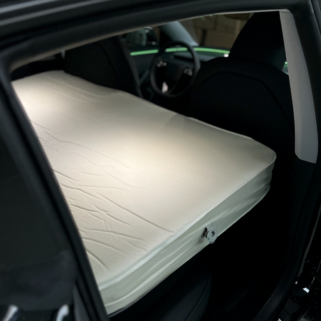 Luftmatratze für Elektroauto, von der Seite der Beifahrertür gezeigt