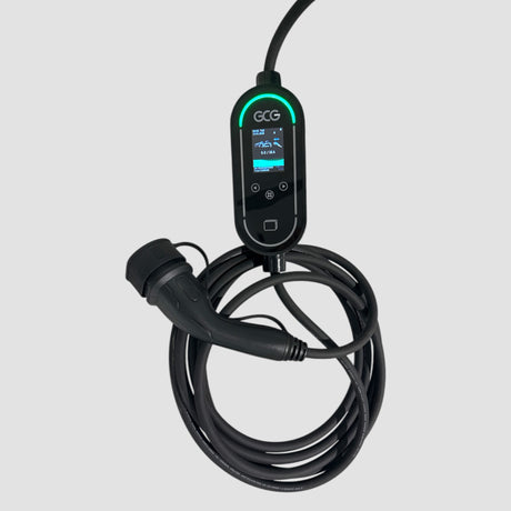 GCG MAX mobiler Ladegerät mit langem schwarzem Kabel und Stecker, einsatzbereit