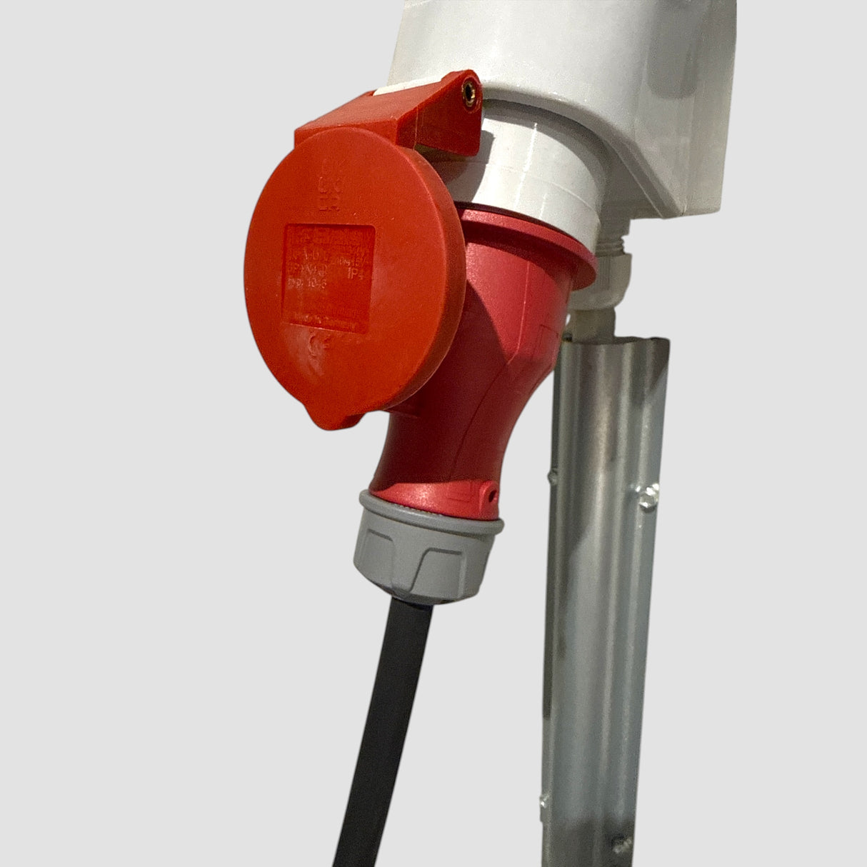 Nahaufnahme eines Ladeanschlusses mit Stecker und Kabel für Elektroautos