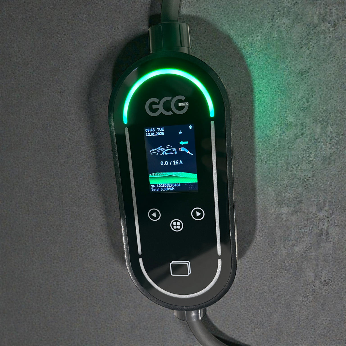 GCG MAX mobiler Ladegerät mit eingeschaltetem Display