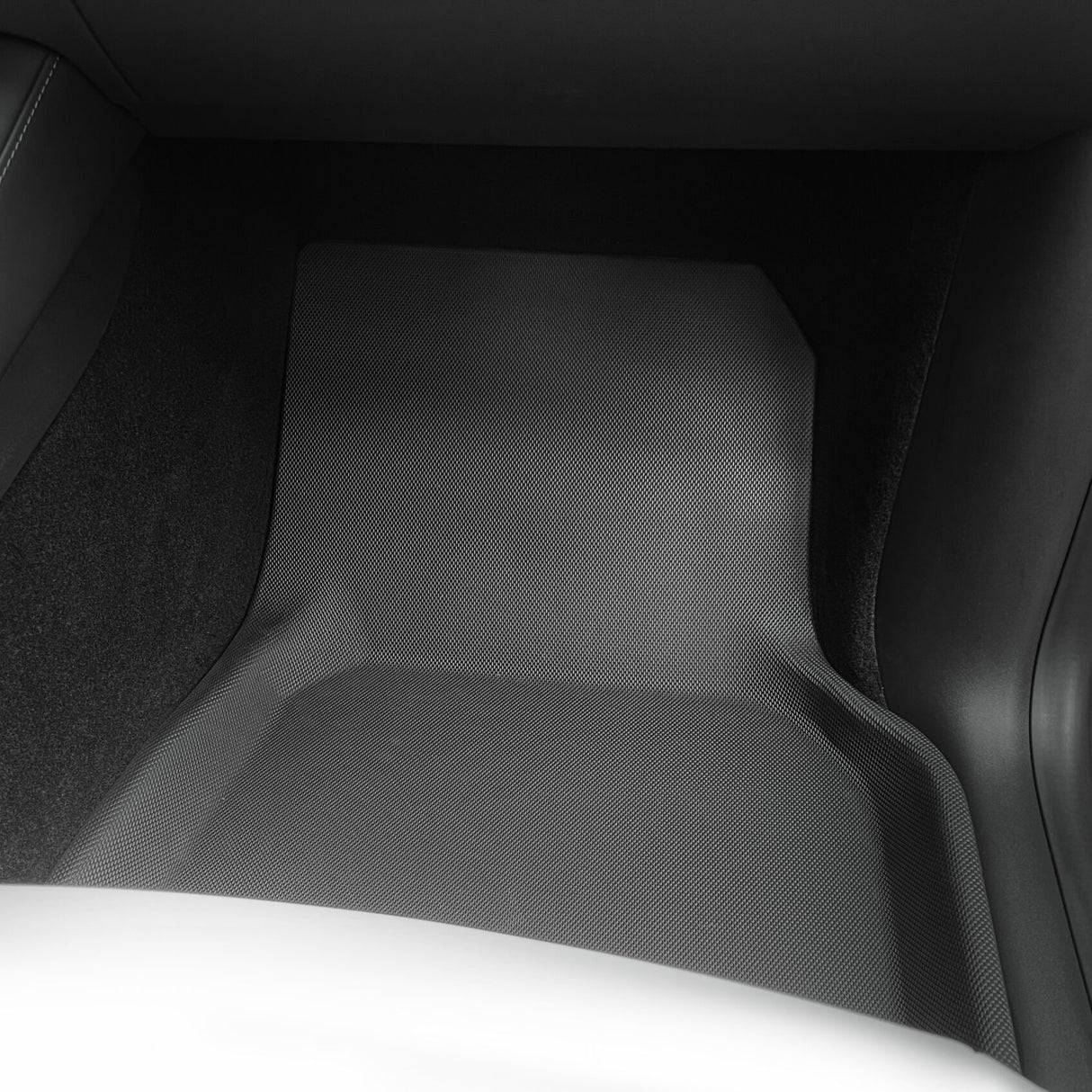 Allwetter-Fußmatten-Set für 7-Sitzer Tesla Model Y im Fahrzeuginnenraum.