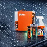 Glaco 3-in-1 Produkte auf einer Autoscheibe mit Wassertropfen gezeigt