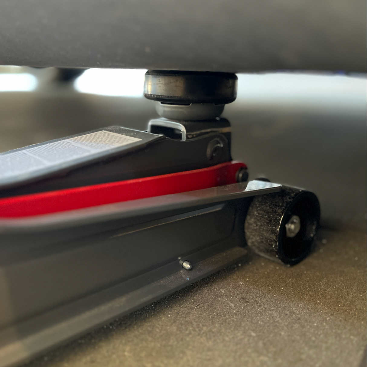 Hebeklotz aus schwarzem Gummi schützt das Auto beim Anheben mit dem Wagenheber.