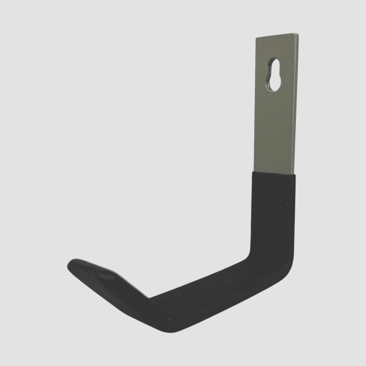 Wandhalterung für Ladekabel und Stecker, die eine organisierte Aufbewahrung gewährleistet.