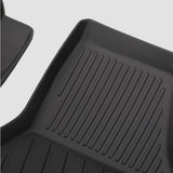 Details eines schwarzen 3D Allwetter-Fußmatten-Sets mit Rillen für den Kofferraum des Autos.