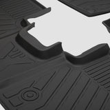 Detail einer strapazierfähigen Allwetter-Autofußmatte mit strukturiertem Muster