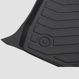 Detailaufnahme einer schwarzen 3D Allwetter-Matte mit Muster und Logo