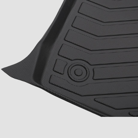 Detailaufnahme einer schwarzen 3D Allwetter-Matte mit Muster und Logo