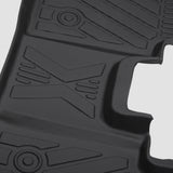 Nahaufnahme einer schwarzen 3D-Ganzjahres-Gummimatte für das Auto mit Muster