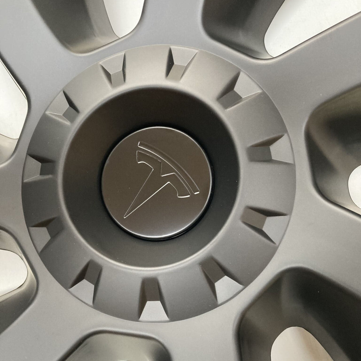 Nahaufnahme der MV Spin Radkappe mit Tesla-Logo