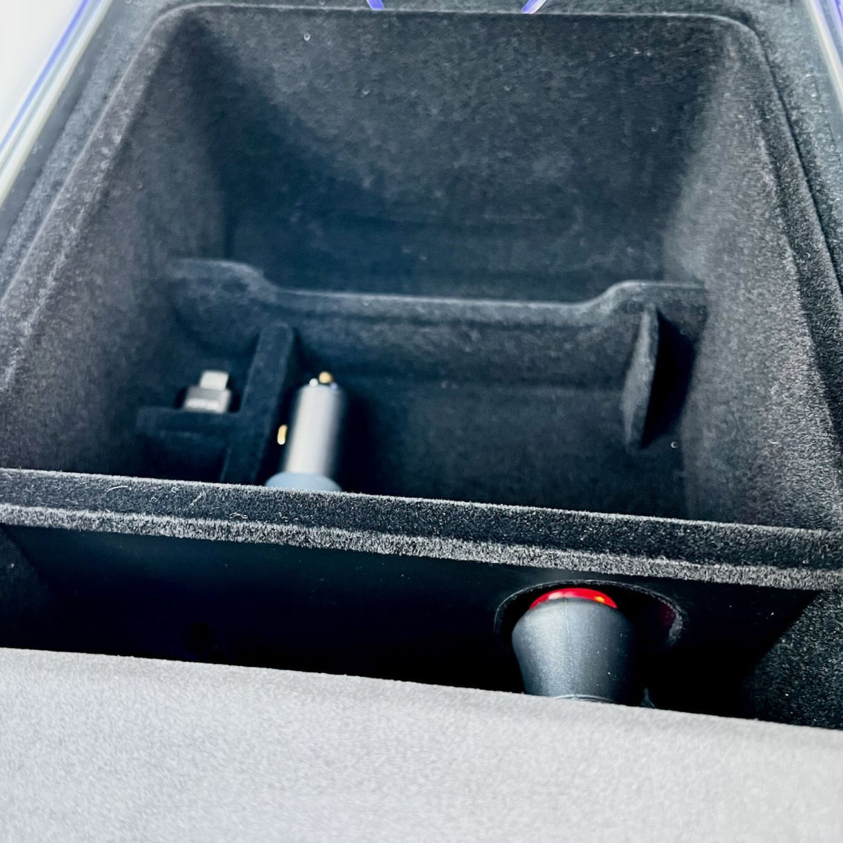 Aufbewahrungsbox für Armlehne (mit Zugang zu 12V) Passend für Tesla Model 3/Y