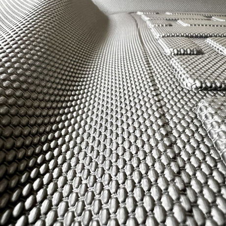 Nahaufnahme der rutschfesten Oberfläche der GCG MAX Kofferraummatte für Tesla Model 3