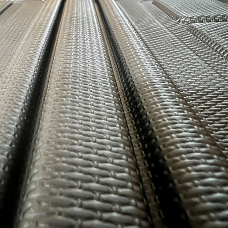 Nahaufnahme einer schwarzen Kofferraummatte mit strukturiertem rutschfestem Muster