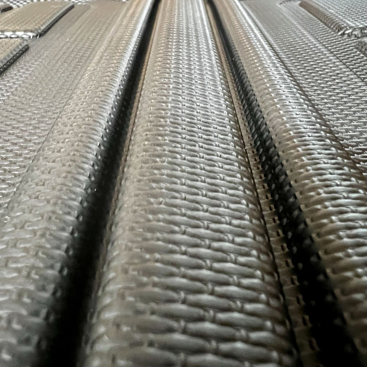 Nahaufnahme der schwarzen GCG MAX 3D Kofferraummatte mit Textur und Rillen