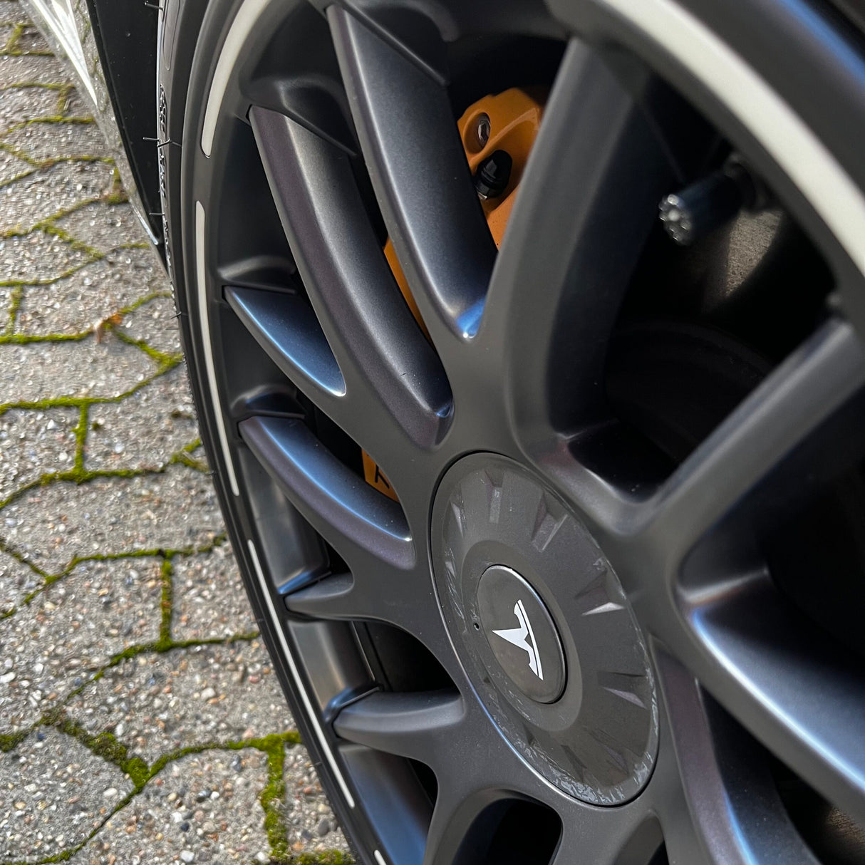 Kantenschutz mit selbstleuchtender Kante an der Tesla Model 3 Highland Felge.
