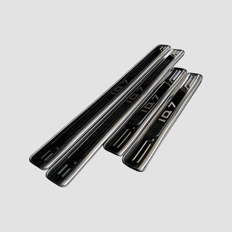 Satz aus vier Einstiegsleisten für VW ID.7, schwarzes Design mit ID.7-Logo, auf grauem Hintergrund gezeigt.