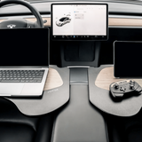 Klappbarer Tisch im Tesla mit Getränkehalter, schönes Carbon-Look