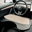 Klappbarer Tisch mit Carbon-Look in einer Tesla Model 3-Kabine.