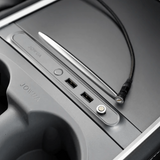 magnetisches Ladekabel, das an einem Jowua USB-Hub für Tesla angeschlossen ist