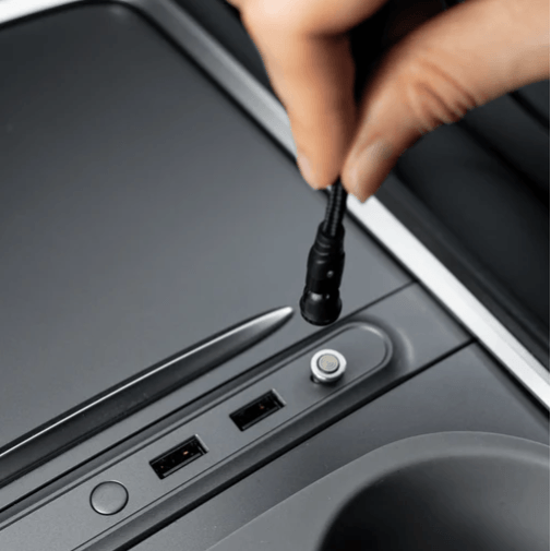 magnetisches Ladekabel, das an einem Jowua USB-Hub für Tesla angeschlossen ist