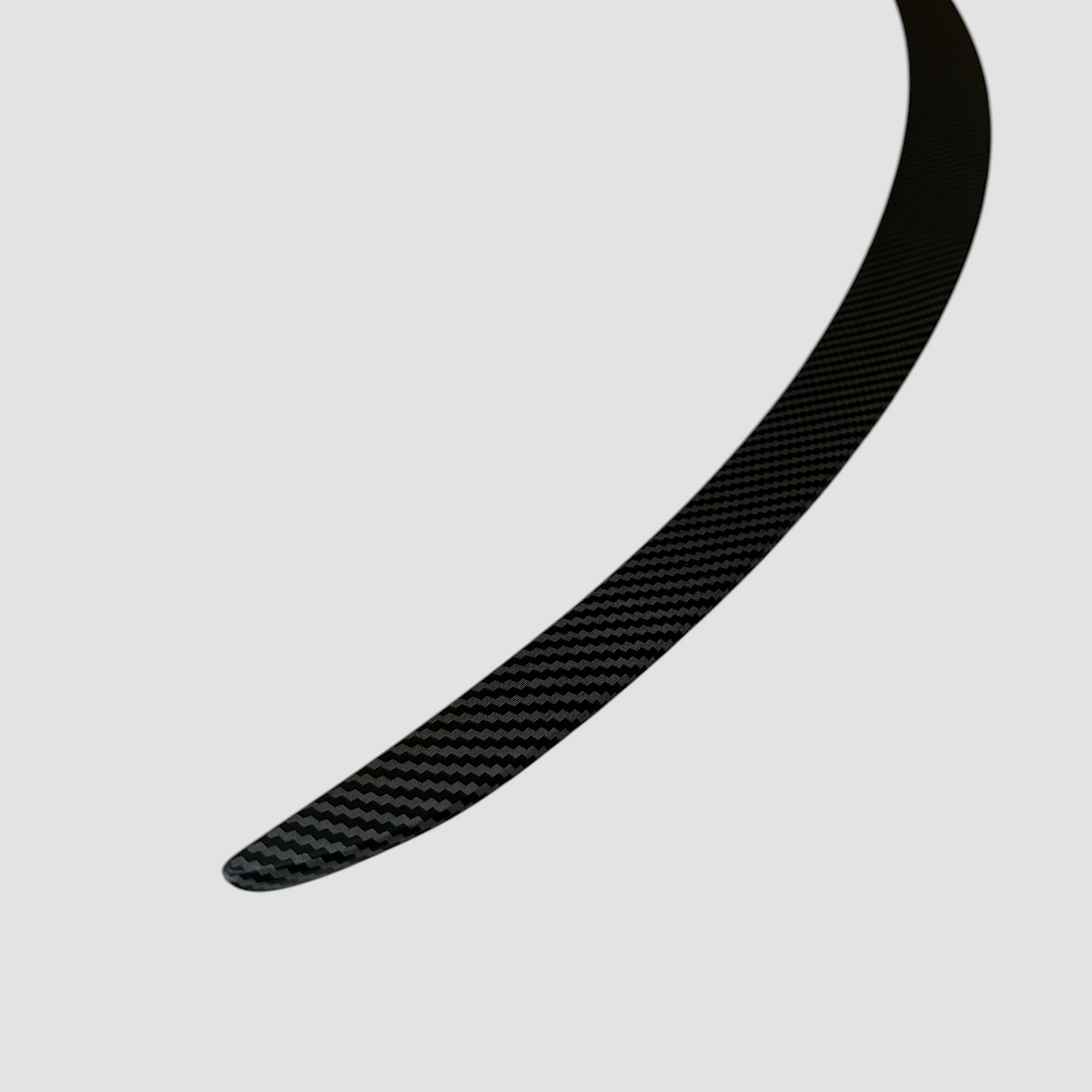 Nahaufnahme des Performance-Spoilers in mattem Carbon-Look für Tesla Model Y Juniper