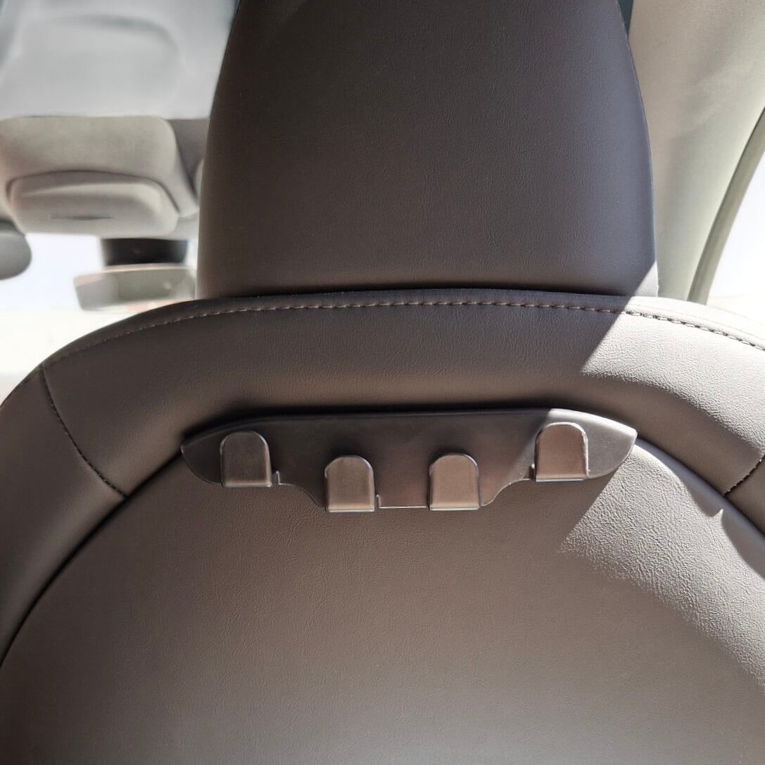 Minimalistischer Rückenlehnenhaken im schwarzen Design, angepasst an das Interieur des Tesla Model 3 und Y