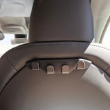 Minimalistischer Rückenlehnenhaken im schwarzen Design, angepasst an das Interieur des Tesla Model 3 und Y