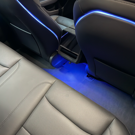 LED-Licht, das in blauer Farbe um die Sitze herum verläuft