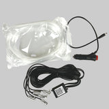 Das LED-Lichtpaket enthält die Kunststoffschläuche, die auf dem Bild zu sehen sind. Ebenfalls enthalten sind ein Netzteil sowie ein Konverter für die Lichtquellen.