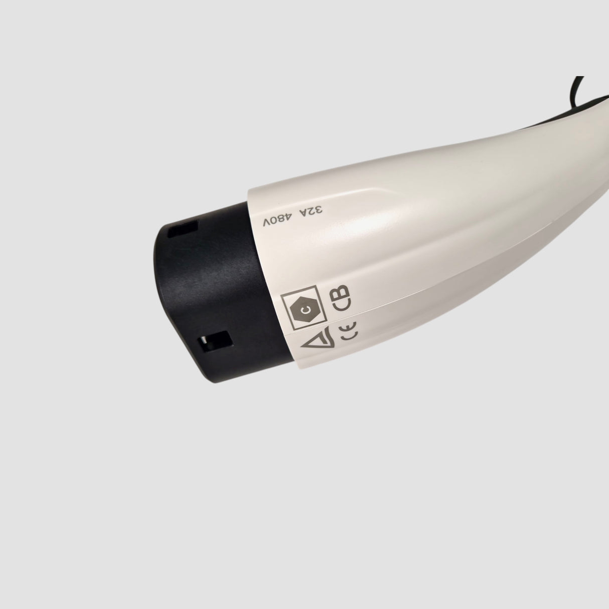 Nahaufnahme eines weißen Typ-2-Ladesteckers mit 32A 480V Kennzeichnung für Elektroautos.