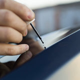 Lackstift, der verwendet wird, um einen Kratzer im Autolack zu erzeugen
