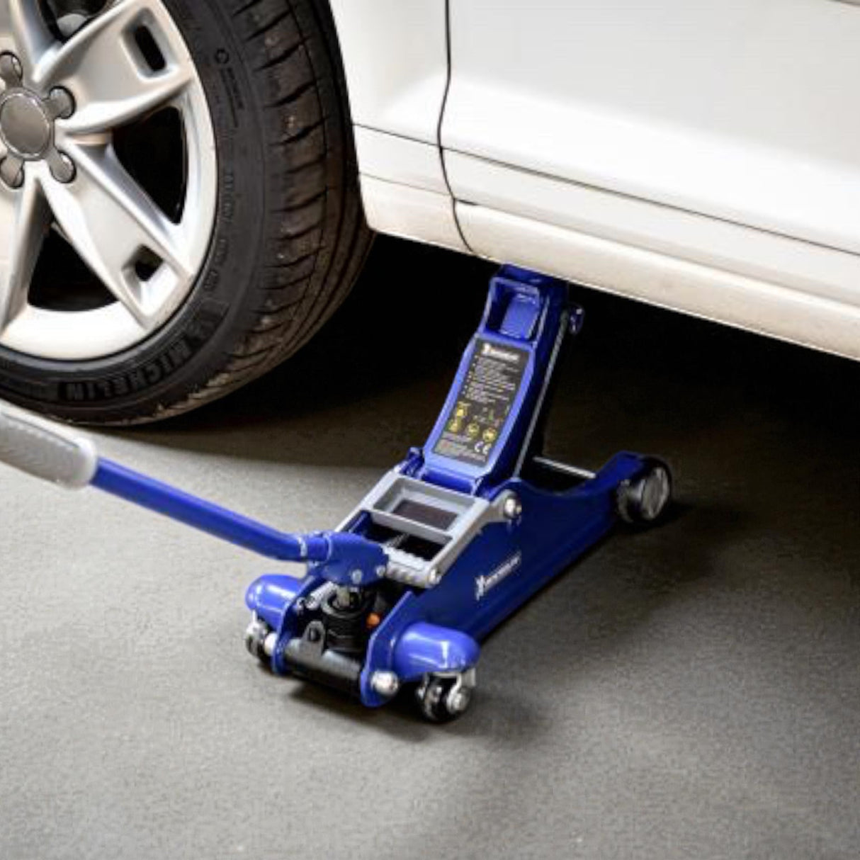 Michelin Wagenheber, der ein Auto anhebt.