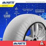 Weiße Matte-Schneeketten montiert an einem Autoreifen in der Nähe von Schnee.