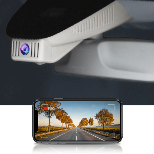 FitCamX Dashcam installiert im Mercedes EQC 2022-2025, mit Aufnahme auf dem Smartphone-Bildschirm angezeigt.