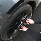Nahaufnahme der Montage der MV Spiral Radkappe für Tesla Model Y Juniper