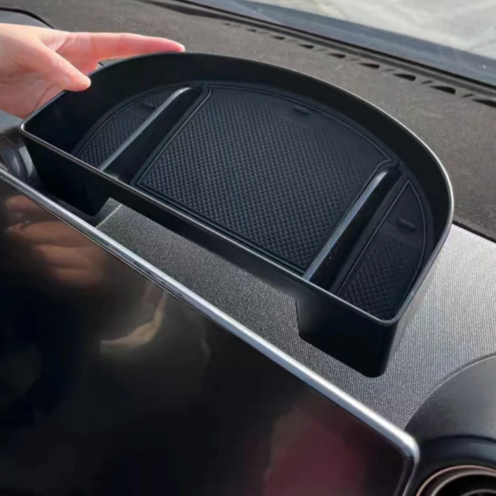 BYD Dolphin Aufbewahrungsfach hinter dem Bildschirm