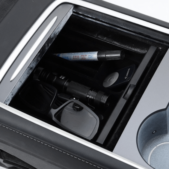 Aufbewahrungsbox für Tesla Model 3/Y gefüllt mit verschiedenen Gegenständen.