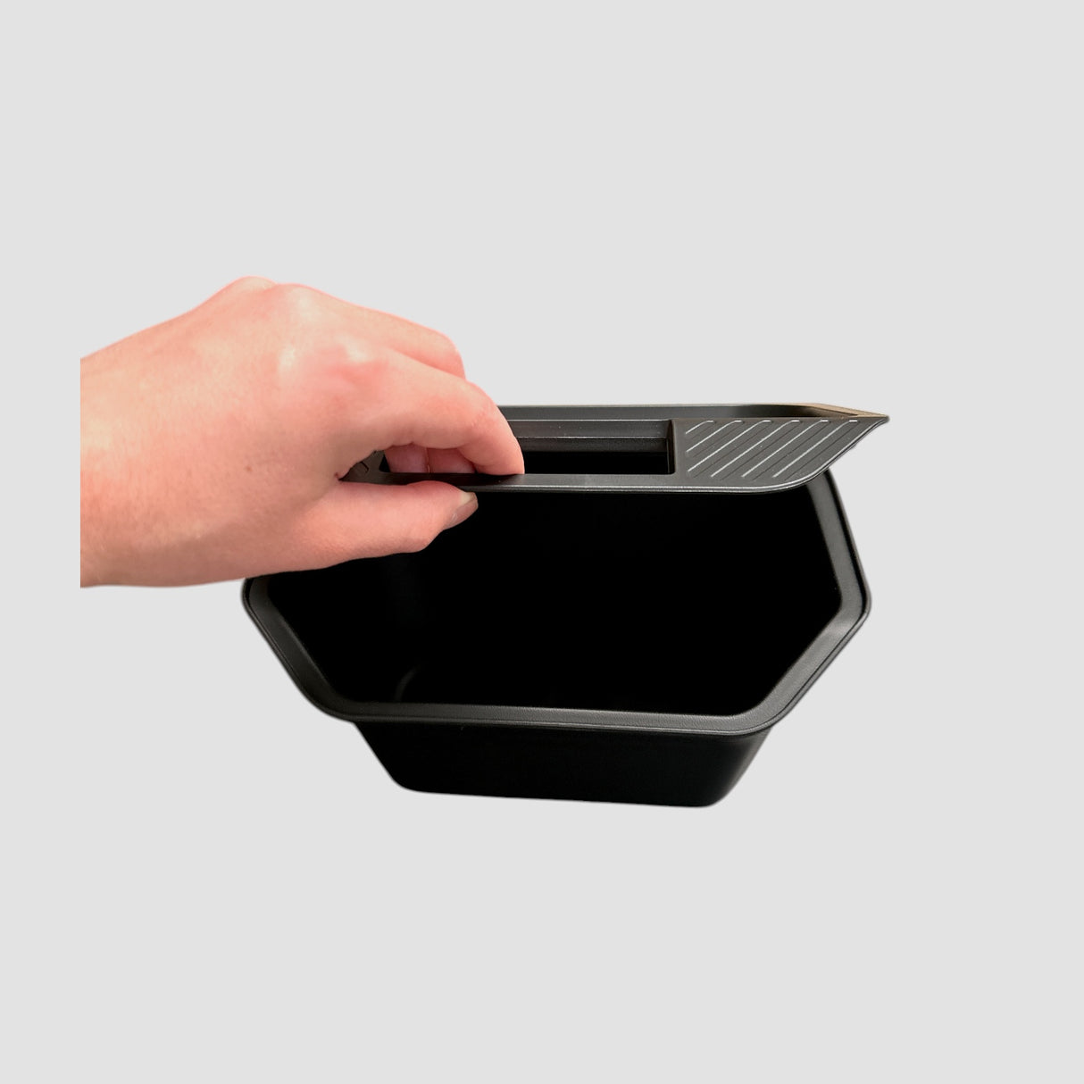 Aufbewahrung für die Rückbank, schwarze Box mit Deckel, entworfen für Tesla Model Y Juniper 2025.