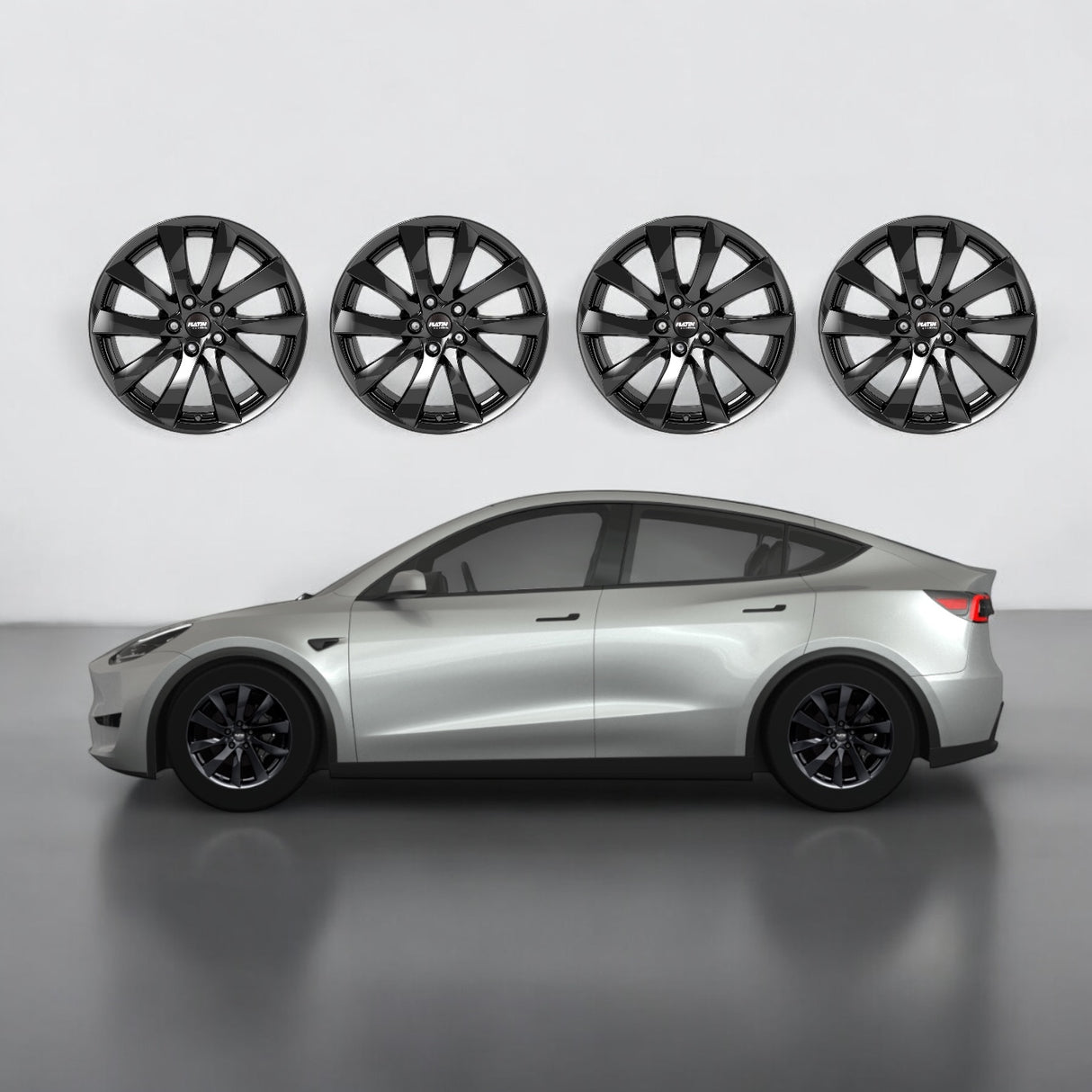 Sølv Tesla Model Y med Platin P106 fælge, fire sorte fælge ovenfor.
