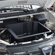 Rati Frunk Aufbewahrungsbox installiert in einem Dacia Spring unter der Motorhaube.