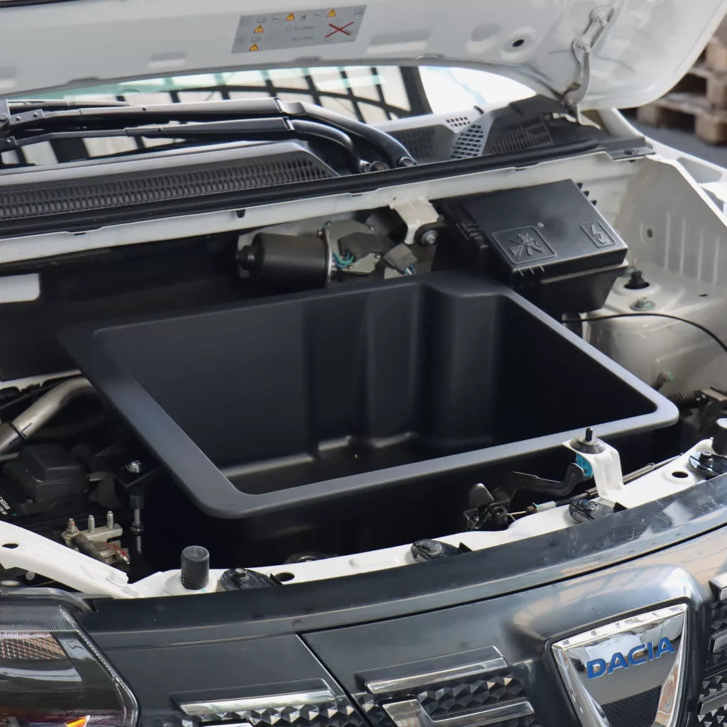 Rati Frunk Aufbewahrungsbox installiert in einem Dacia Spring unter der Motorhaube.