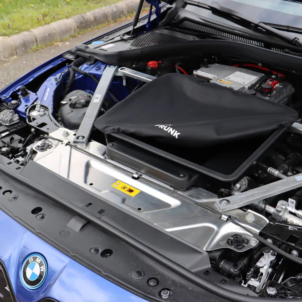 Rati Frunk Aufbewahrungsbox installiert im vorderen Kofferraum eines weißen BMW i4