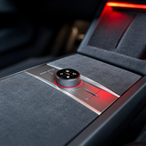 S3XY Knob monteret i Teslaens midterkonsol med rødt LED-lys og digitalt display, der viser 20 °C.