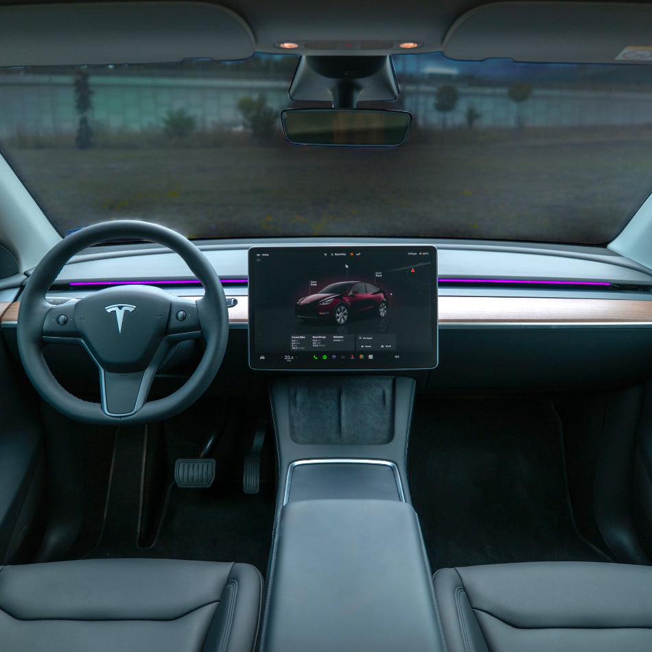 S3XY Strip LED-Licht installiert am Armaturenbrett eines Tesla Model 3/Y, gesehen vom Fahrersitz.