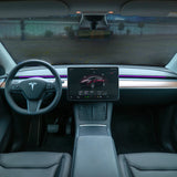 S3XY Strip LED-Licht installiert am Armaturenbrett eines Tesla Model 3/Y, gesehen vom Fahrersitz.