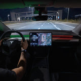 S3XY Strip LED-Licht für Tesla Model 3/Y am Armaturenbrett montiert mit roter und grüner Beleuchtung.