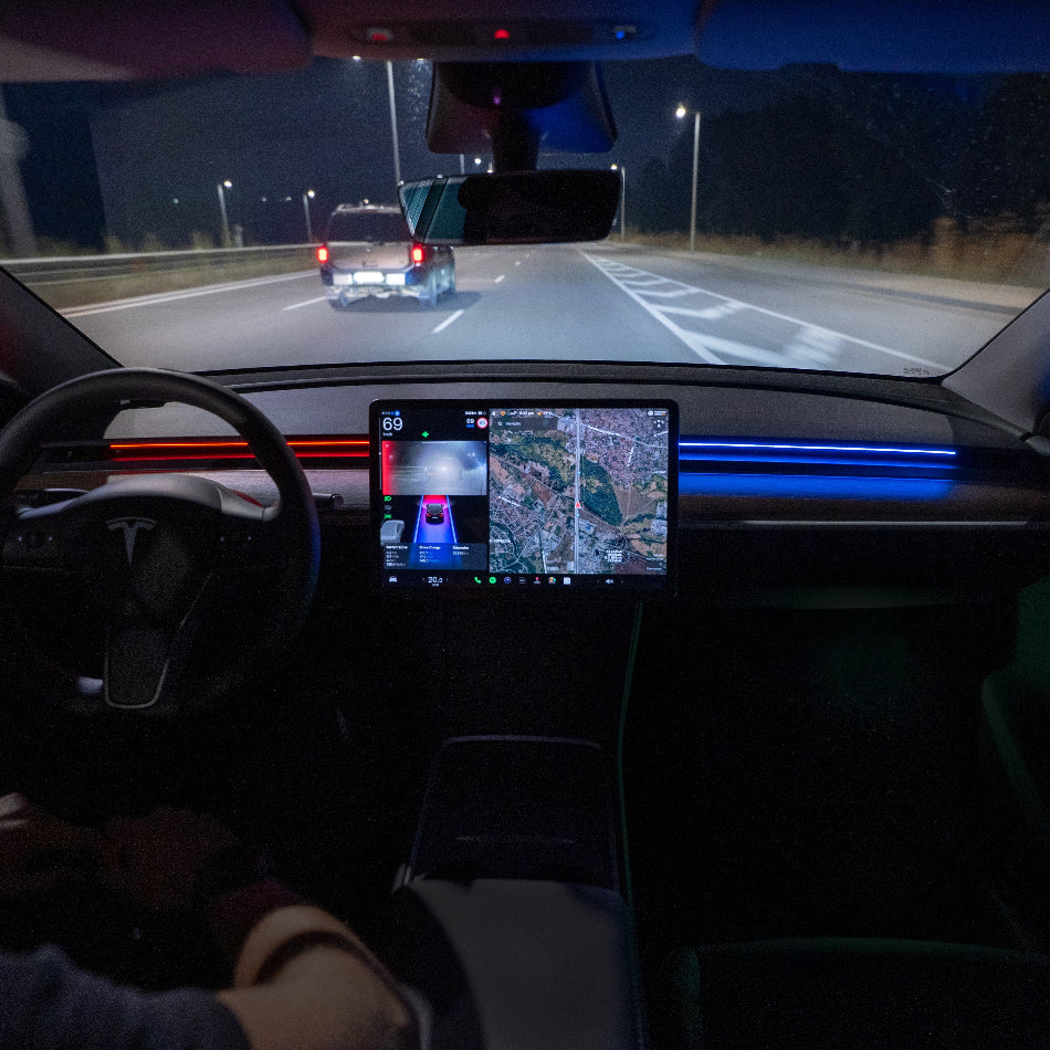 Ambientebeleuchtung mit S3XY Strip installiert in einer Tesla Model 3/Y Kabine während der Fahrt bei Nacht.