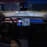 Ambientebeleuchtung mit S3XY Strip installiert in einer Tesla Model 3/Y Kabine während der Fahrt bei Nacht.