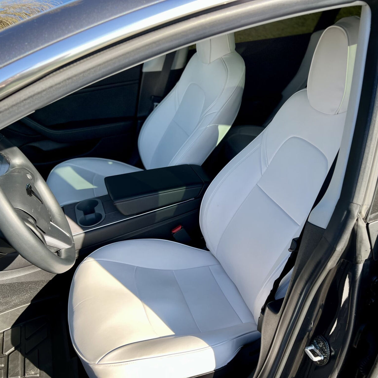 Weißer Sitzbezug im Tesla Model 3 Interieur, komplettes Set.
